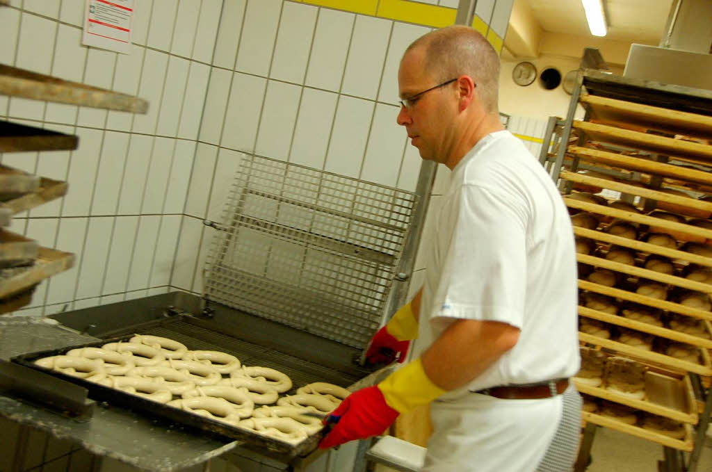 Die Bretzeln dürfen in verdünnter Natronlauge baden Die Bretzeln dürfen in verdünnter Natronlauge baden