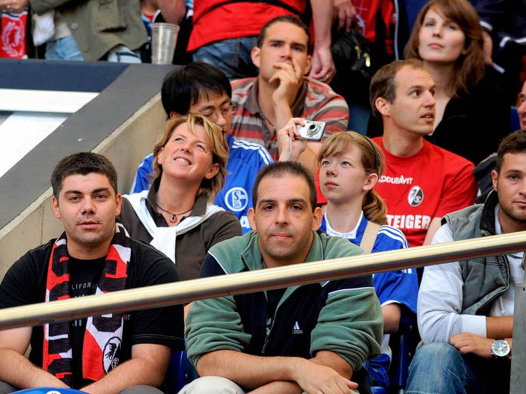 berraschungscoup des SC Freiburg: Mit 1:0 hat das Team von Robin Dutt beim FC Schalke 04 gewonnen – Freude in Rot, Frust in Blau.