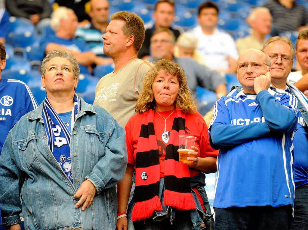 berraschungscoup des SC Freiburg: Mit 1:0 hat das Team von Robin Dutt beim FC Schalke 04 gewonnen – Freude in Rot, Frust in Blau.