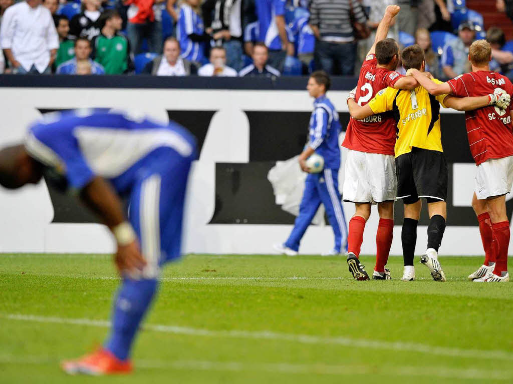 berraschungscoup des SC Freiburg: Mit 1:0 hat das Team von Robin Dutt beim FC Schalke 04 gewonnen – Freude in Rot, Frust in Blau.