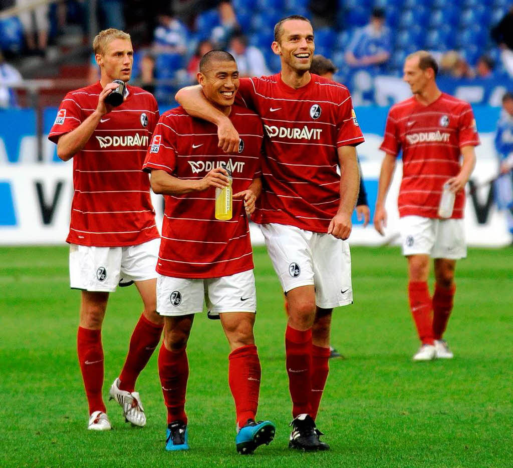 berraschungscoup des SC Freiburg: Mit 1:0 hat das Team von Robin Dutt beim FC Schalke 04 gewonnen – Freude in Rot, Frust in Blau.