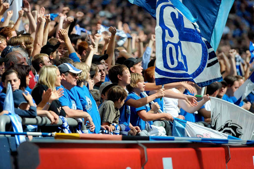 berraschungscoup des SC Freiburg: Mit 1:0 hat das Team von Robin Dutt beim FC Schalke 04 gewonnen – Freude in Rot, Frust in Blau.