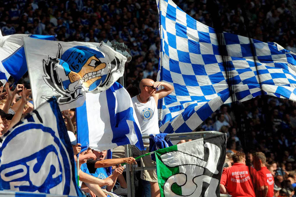 berraschungscoup des SC Freiburg: Mit 1:0 hat das Team von Robin Dutt beim FC Schalke 04 gewonnen – Freude in Rot, Frust in Blau.