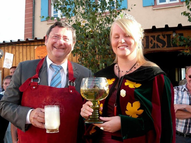 Unterstitzt von Rmesserknigin Lena ... Heinrich Dixa das erste Fass Bier an.  | Foto: Adelbert Mutz