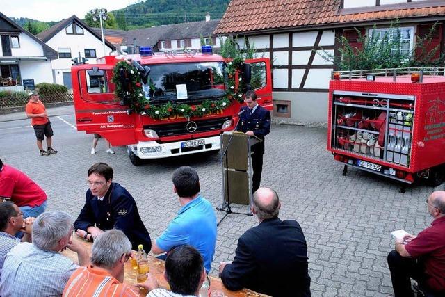 Feuerwehr Heiligenzell freut sich ber den neuen Wagen in