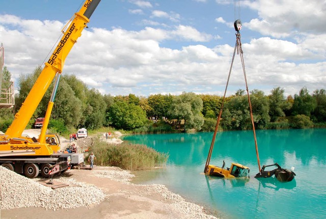 Der aus 15 Metern Tiefe geborgene Radlader kommt wieder zum Vorschein.  | Foto: Roland Vitt