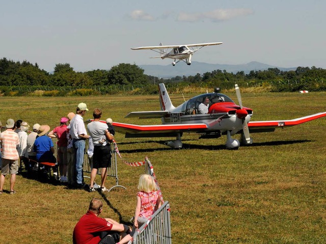 Viele Besucher  und zahlreiche Gastpil...itionellen Flugplatzfest in Mllheim.   | Foto: MPS