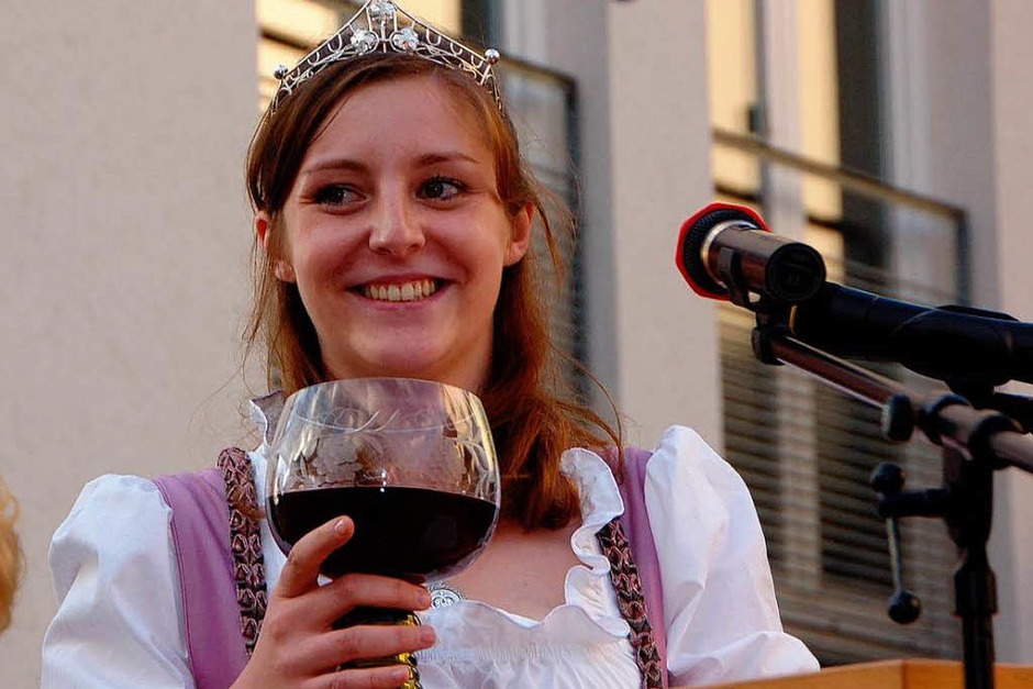 Die Markgräfler Weinprinzessin Lisa Wagenmann eröffnete das Wolfenweiler Weinfest am Freitagabend. (Foto: Tanja Bury) Die Markgräfler Weinprinzessin Lisa Wagenmann eröffnete das Wolfenweiler Weinfest am Freitagabend. (Foto: Tanja Bury)
