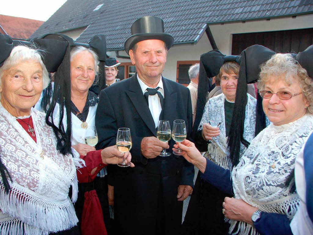Auch die Trachtentrger erhoben ihr Glas auf das 25. Wolfenweiler Weinfest.
