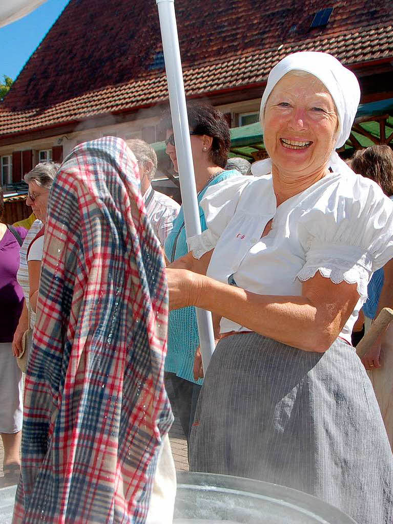 Die Landfrauen zeigten bei der Brauchtumsschau wie frher Wsche gewaschen wurde.