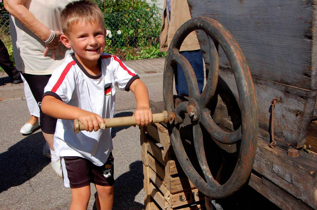 Der fnfjhrige Mario aus Freiburger an der Apfelschneidmaschine.