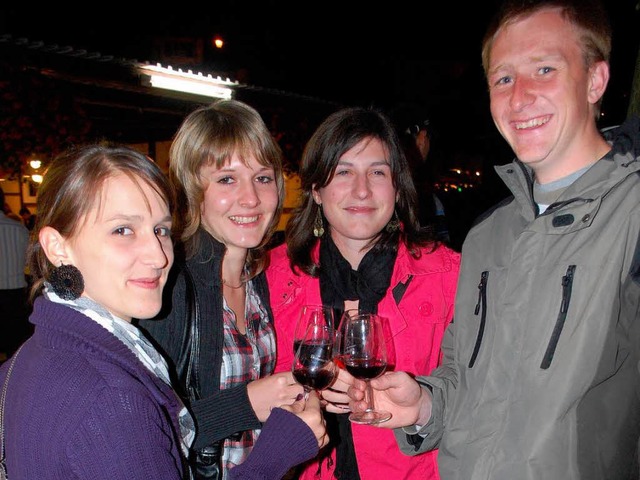 In geselliger Runde auf dem Breisacher Weinfest schmeckt der Wein besonders gut.  | Foto: Benjamin Bohn