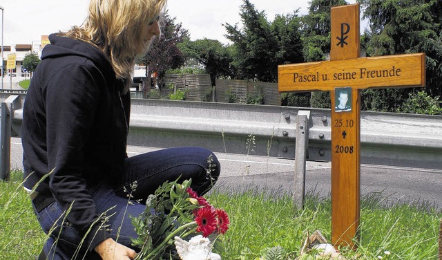 Kreuze erinnern an Unfalltragdien: Hi... drei junge Menschen ums Leben kamen    | Foto: Huwiler
