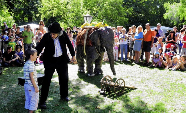 So ein Zirkus gibt&#8217;s nicht alle ...ark &#8211; der Direktor mit Elefant.   | Foto: (2) w. knstle