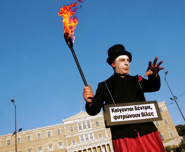 Griechen protestierten in Athen vor dem Parlamentsgebude.   | Foto: dpa