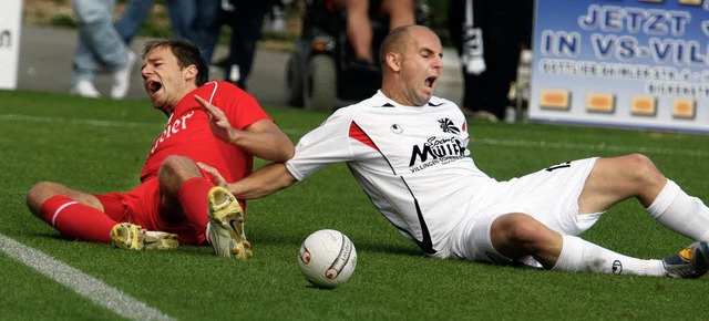 Schmerzhafter Krperkontakt im Frieden... Villingens Spielmacher Mario Ketterer  | Foto: dieter Reinhardt