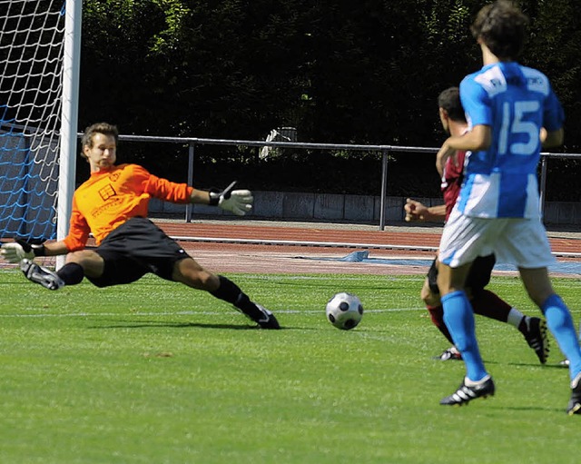 Keven Hill war an den Gegentoren macht... Goran Djordjevic (verdeckt) das 1:3.   | Foto: Roos