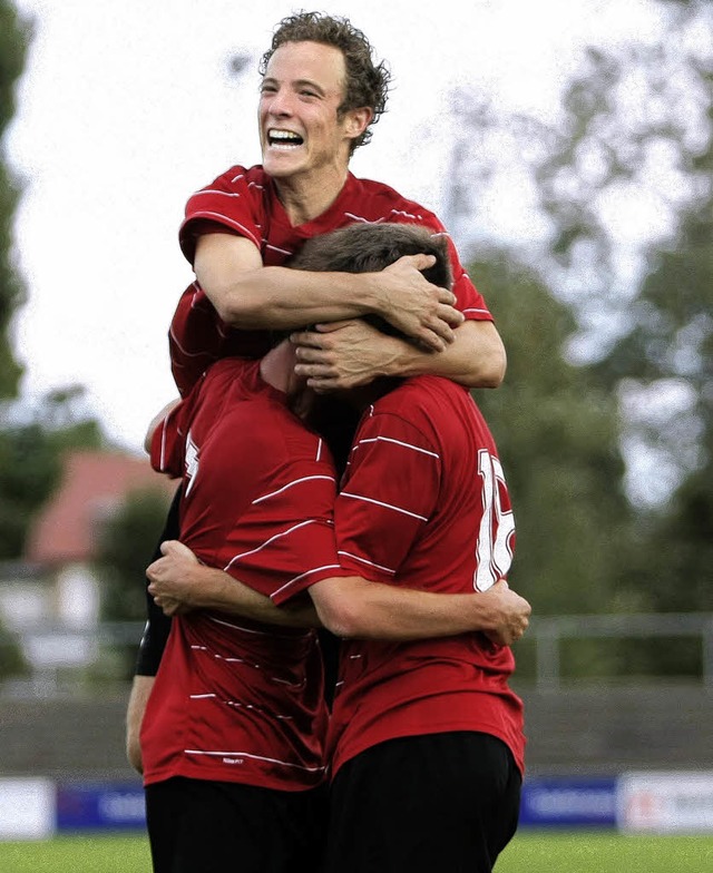 Christian Seger an der Spitze einer Jubelpyramide.   | Foto:  Faruk nver