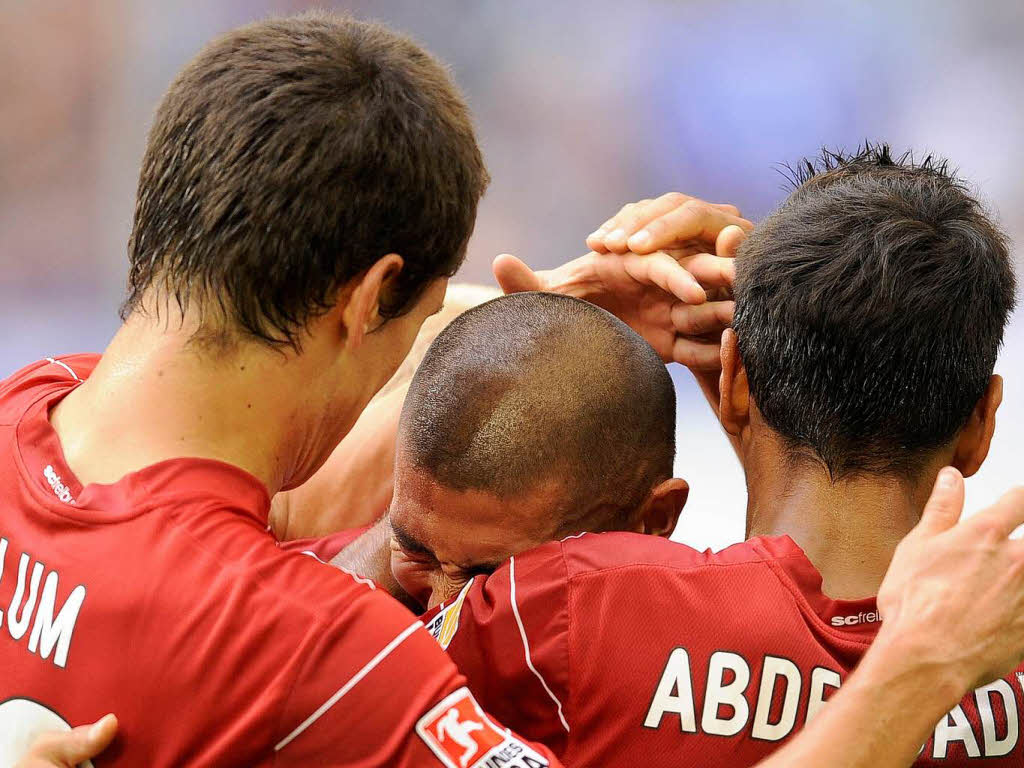 berraschungscoup des SC Freiburg: Mit 1:0 hat das Team von Robin Dutt beim FC Schalke 04 gewonnen – Freude in Rot, Frust in Blau.