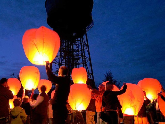 Massenstart von Himmelslaternen im nor...eiluftballons knnen Brnde auslsen.  | Foto: dpa
