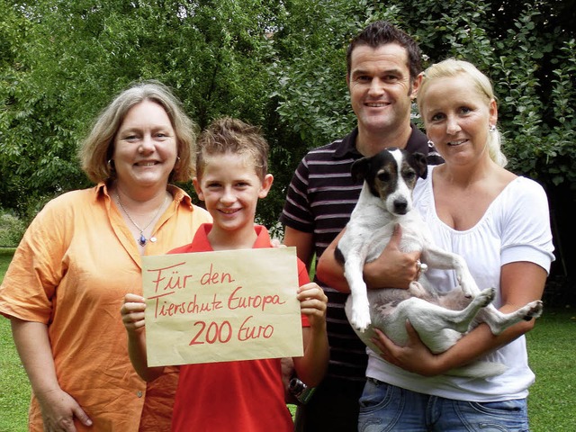 Die Familie Schilz bergibt stolz die ...Hbner (links) von Tierschutz Europa.   | Foto: sonje schwennsen