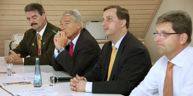 Hrten den Brger zu (von links): CDU-...nder und Brgermeister Jrg Czybulka.   | Foto: Tanja Bury