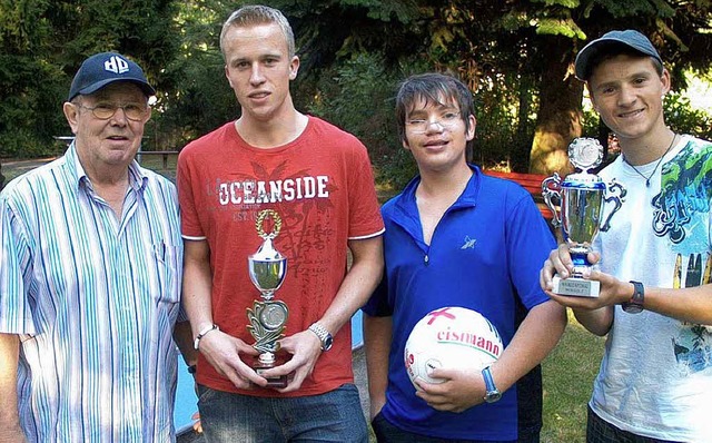 Turnierveranstalter Fredy Gutmann mit ...Pokalsieger Fabian Kulbe (von links).   | Foto: Jonas Bader