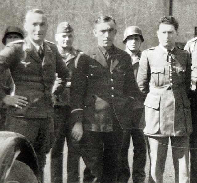Der Pilot und der Kommandant der abges...deutschen Wehrmacht gefangen genommen.  | Foto: Repro: Eberhard Wei