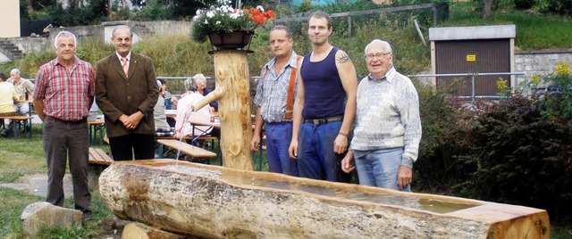 <Bildtext>ber den neuen Holzbrunnen f... Schwarz und Willi Trefzer.</Bildtext>  | Foto: kanmacher
