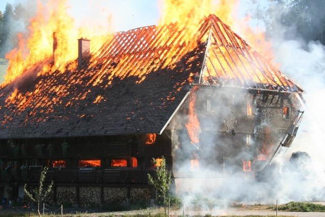 Hinterzarten: Historischer Schwarzwaldhof brennt nieder