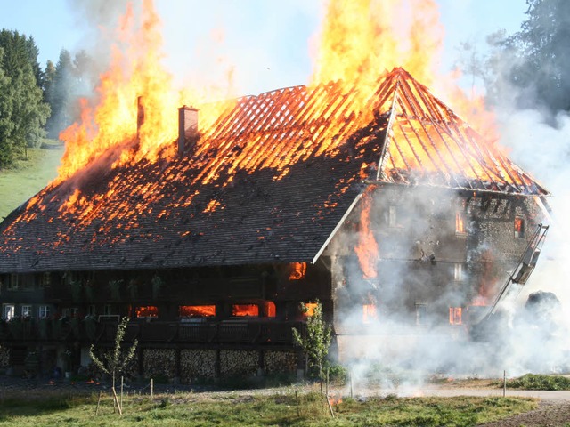 Der Kesslerhof, ein Aushngeschild der...nde Hinterzarten, geht in Flammen auf.  | Foto: Dieter Maurer
