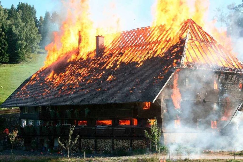 Großbrand in Hinterzarten: Der Kesslerhof ist nicht zu retten. (Foto: Dieter Maurer) Großbrand in Hinterzarten: Der Kesslerhof ist nicht zu retten. (Foto: Dieter Maurer)