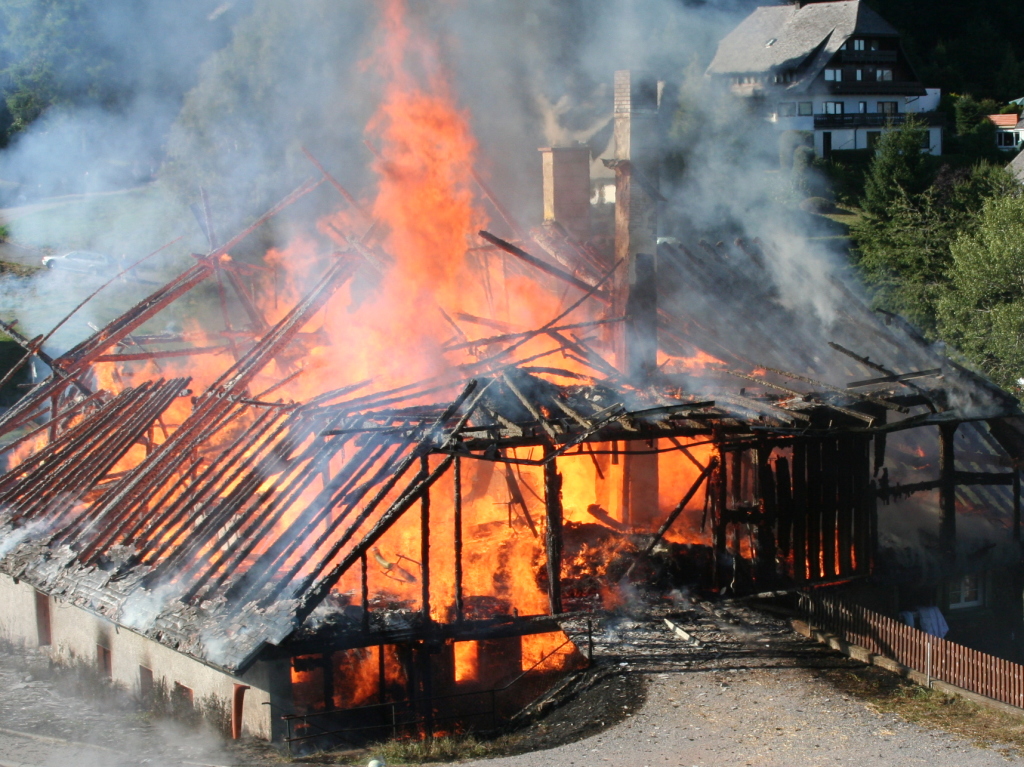 Grobrand in Hinterzarten: Der Kesslerhof ist nicht zu retten.