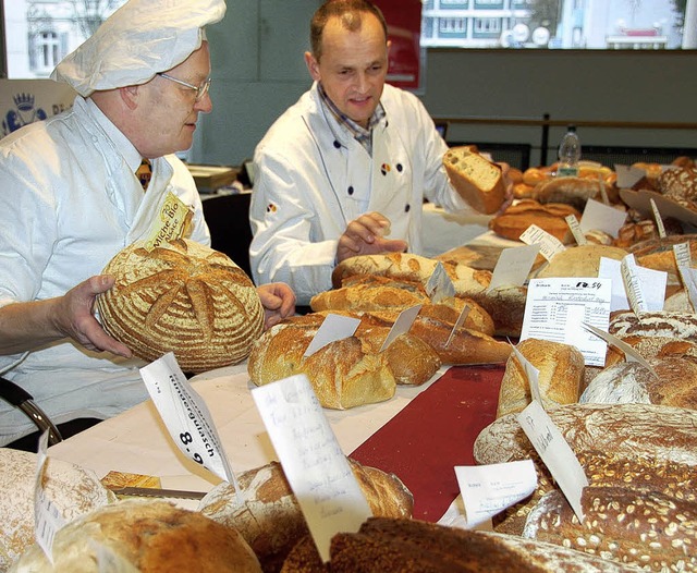 Obermeister Martin Magnus (links) bei der Brotprfung   | Foto: Archivfoto: Umiger