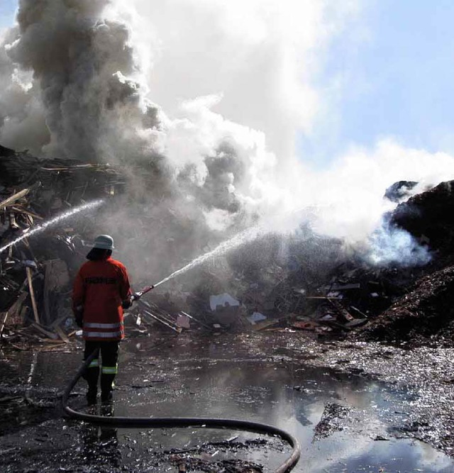 Unklar ist noch, warum der Rindenmulch in Brand geriet.   | Foto: polizei