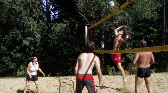 Jana Zirra (links) beim Beachvolleyball  | Foto: Privat