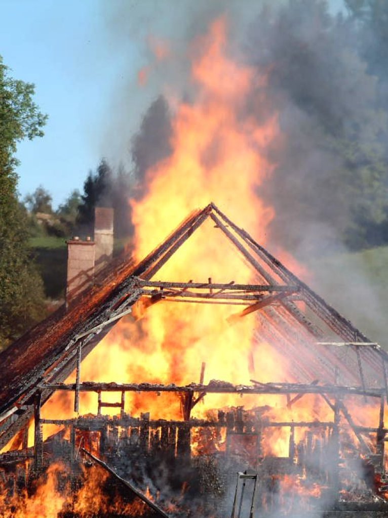 Grobrand in Hinterzarten: Der Kesslerhof ist nicht zu retten.