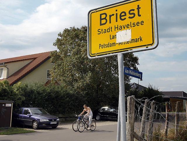 Direkt am Ortseingang von Briest begin...die ein Berliner Kufer erworben hat.   | Foto: dpa