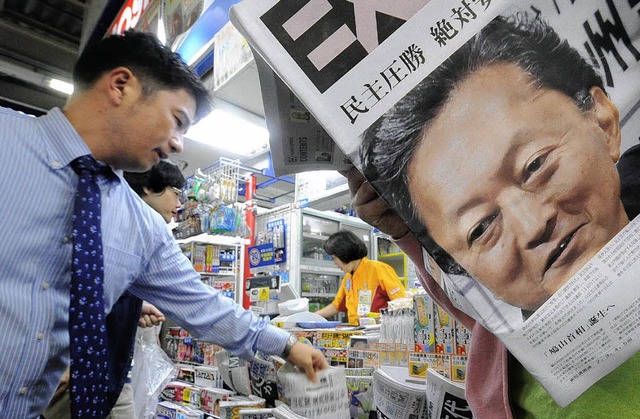 Reiender Absatz am Zeitungskiosk: Japan nach der Wahl  | Foto: dpa