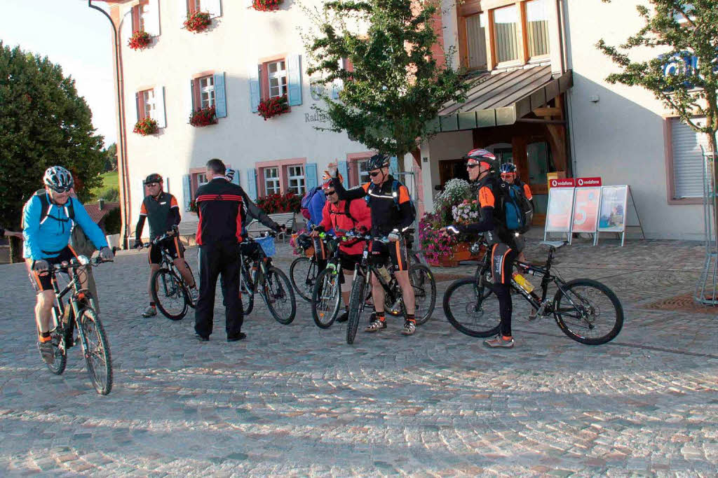 Neun Jumelagefreunde aus Grafenhausen absolvieren die 1200 Kilometer nach Combrit im Fahrradsattel. Neun Jumelagefreunde aus Grafenhausen absolvieren die 1200 Kilometer nach Combrit im Fahrradsattel.