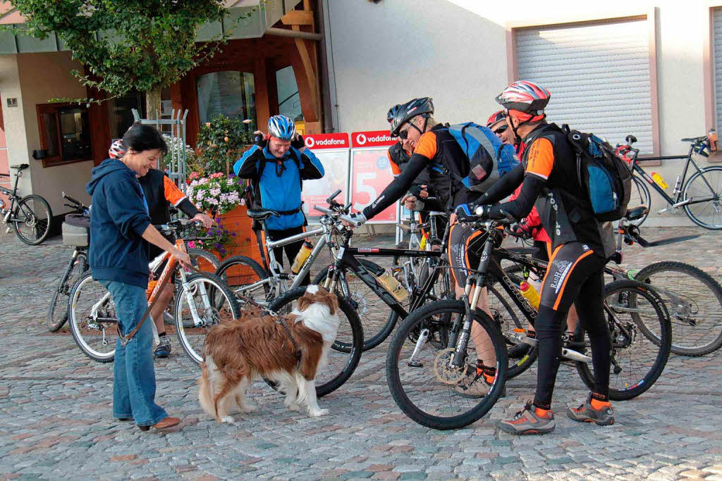 Zehn Jumelagefreunde aus Grafenhausen absolvieren die 1200 Kilometer nach Combrit im Fahrradsattel. Zehn Jumelagefreunde aus Grafenhausen absolvieren die 1200 Kilometer nach Combrit im Fahrradsattel.