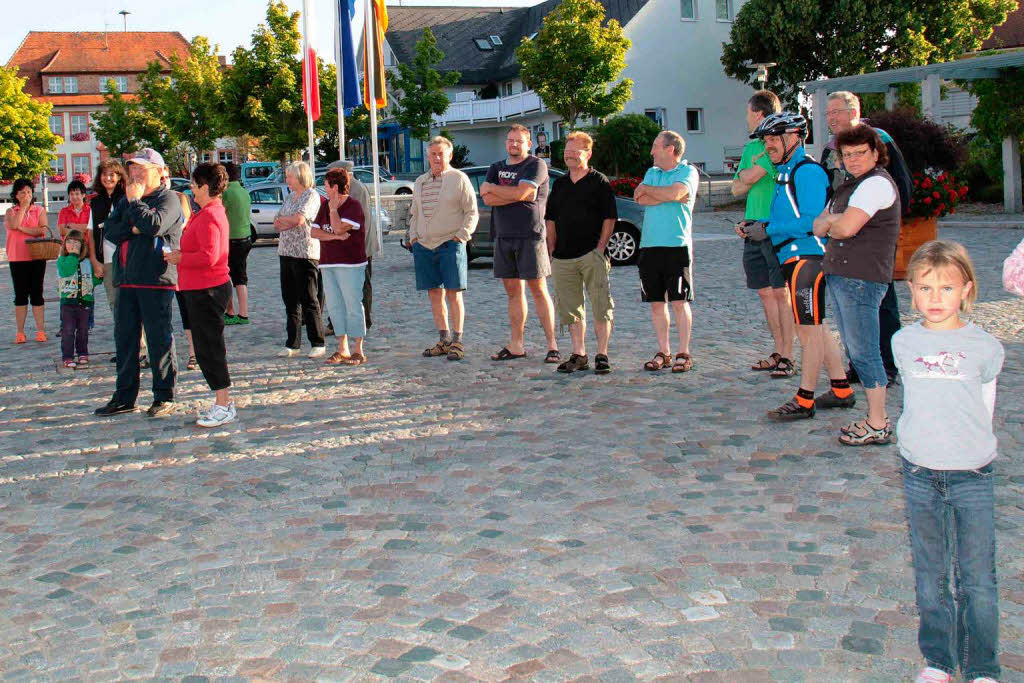 Zur Abfahrt waren Freunde und Bekannte auf den Rathausplatz gekommen. Zur Abfahrt waren Freunde und Bekannte auf den Rathausplatz gekommen.