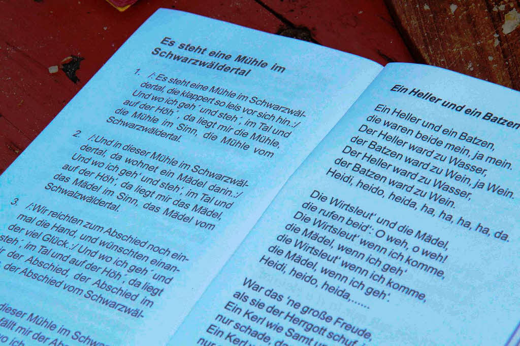 Auch ein Liederbuch ist mit im Gepäck. Auch ein Liederbuch ist mit im Gepäck.