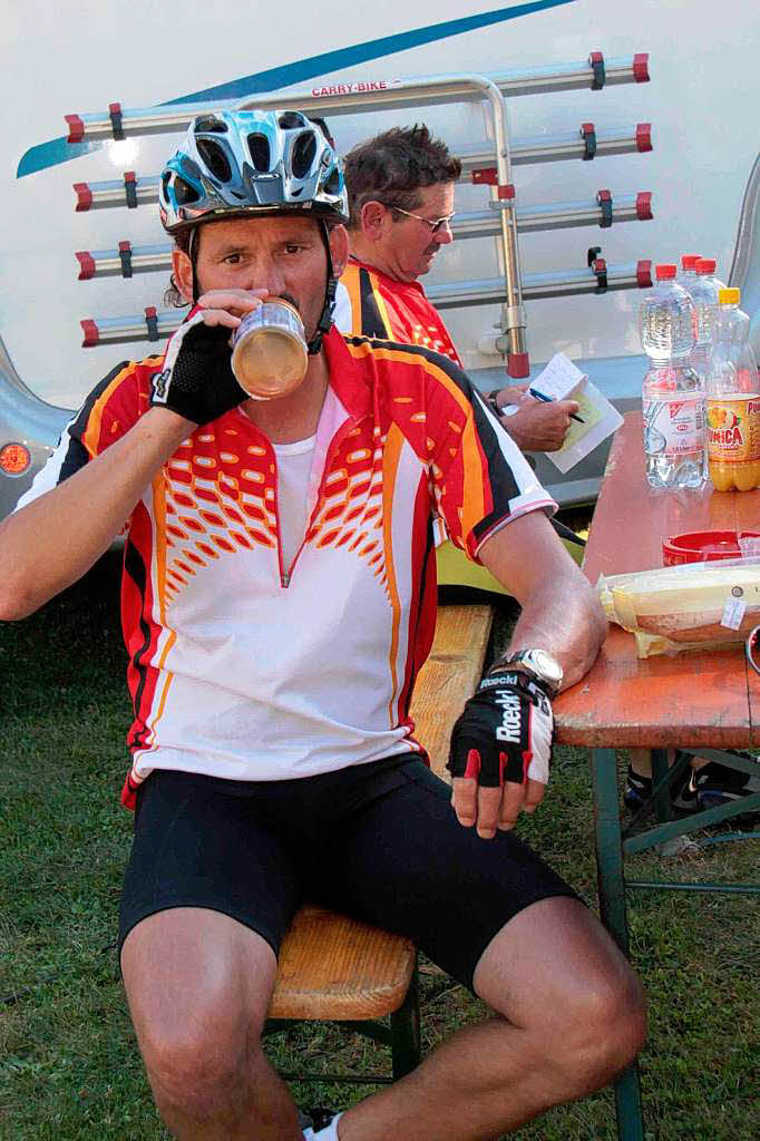 Der Flüssigkeitsbedarf der Radler ist groß. Der Flüssigkeitsbedarf der Radler ist groß.