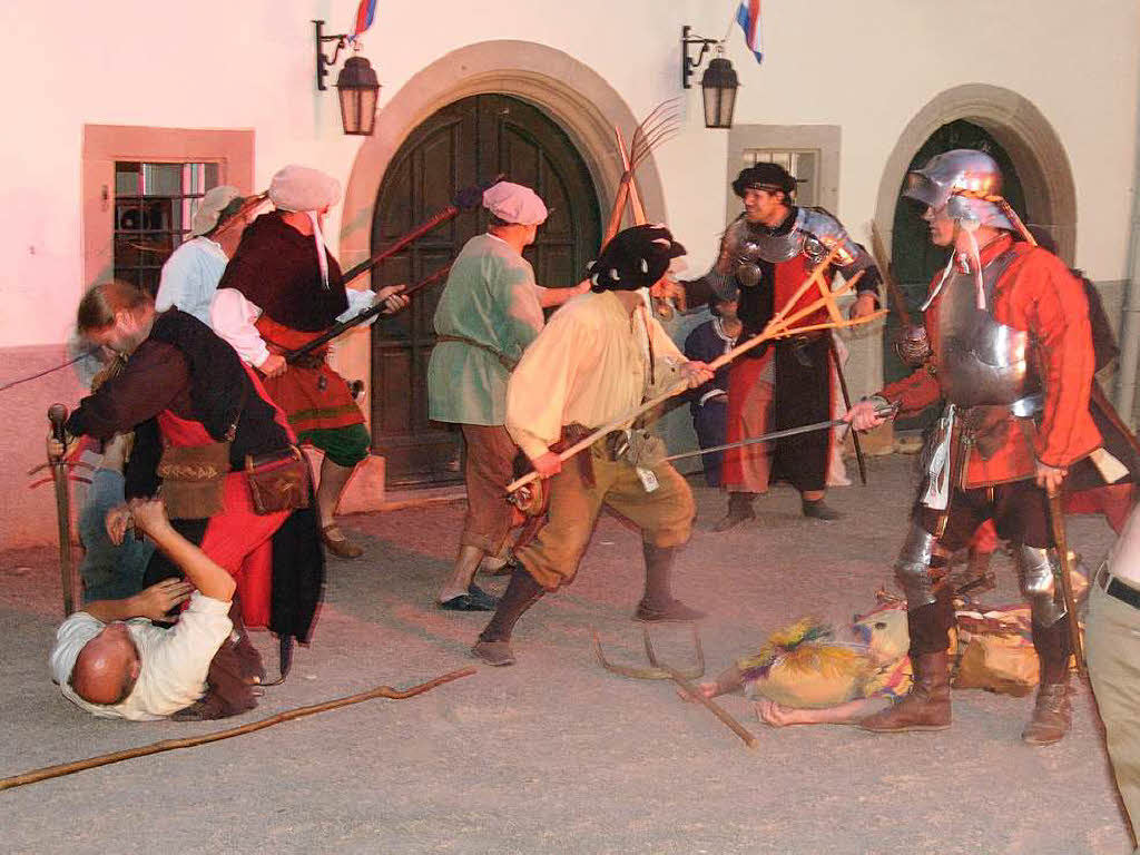 Die Bauern und die Schlosswachen geraden in eine heftige Auseinandersetzung - so ähnlich begann 1524 wohl der Bauernkrieg. Die Bauern und die Schlosswachen geraden in eine heftige Auseinandersetzung - so ähnlich begann 1524 wohl der Bauernkrieg.