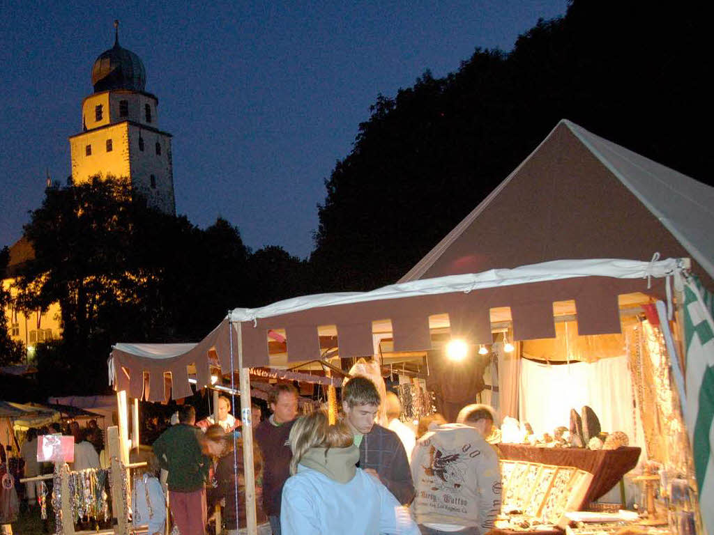 Bei einbrechender Dunkelheit entwickelte der Markt im Schlossinnenhof seine ganz eigene Einkaufsstimmung. Bei einbrechender Dunkelheit entwickelte der Markt im Schlossinnenhof seine ganz eigene Einkaufsstimmung.