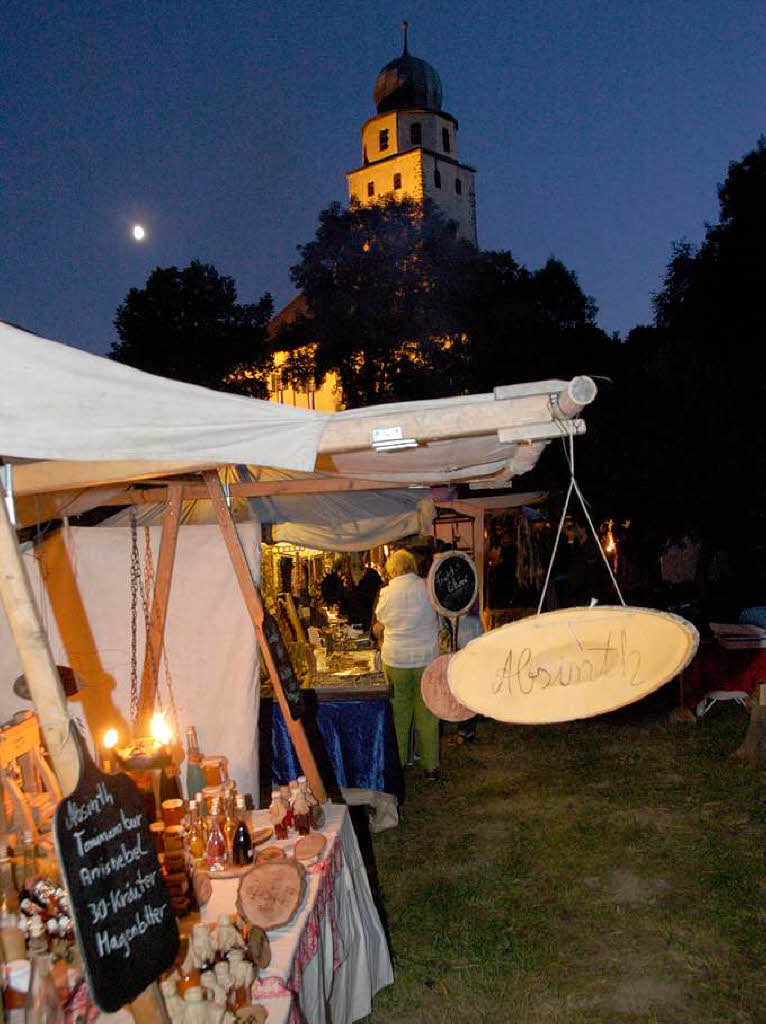 Bei einbrechender Dunkelheit entwickelte der Markt im Schlossinnenhof seine ganz eigene Einkaufsstimmung. Bei einbrechender Dunkelheit entwickelte der Markt im Schlossinnenhof seine ganz eigene Einkaufsstimmung.