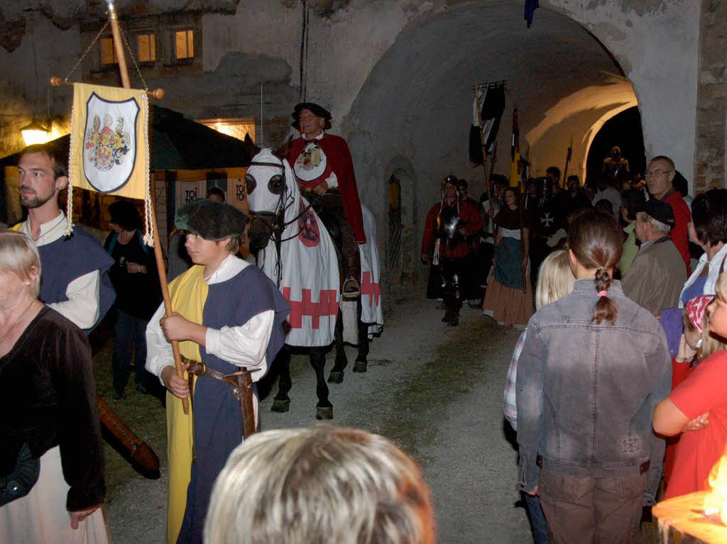 Der mit Fackeln beleuchtete Einzug des Fürsten war der stimmungsvolle Höhepunkt des Galaabends. Der mit Fackeln beleuchtete Einzug des Fürsten war der stimmungsvolle Höhepunkt des Galaabends.