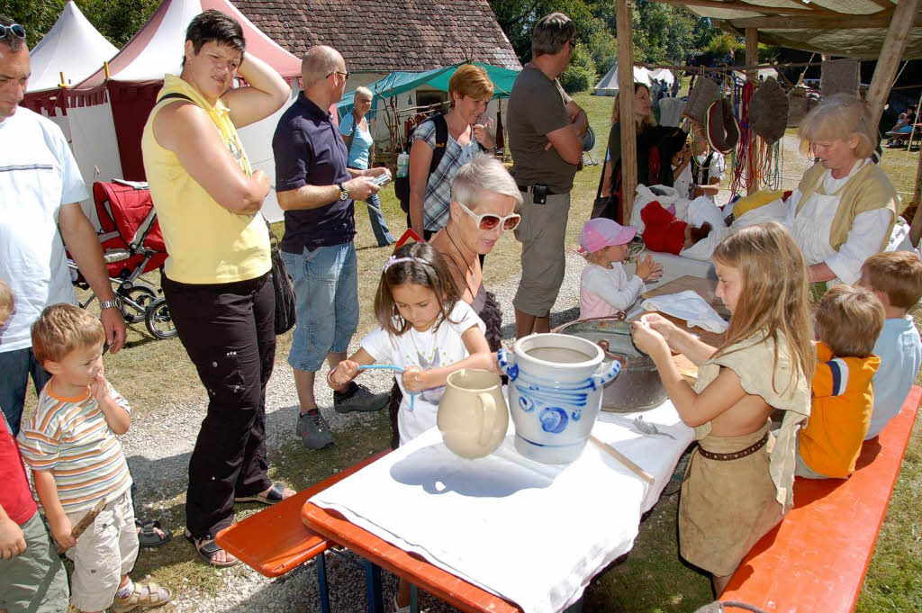 Kinder nutzten das Angebot an Aktivitäten an den Ständen im Heereslager im Hof bei den Schlossfestspielen. Kinder nutzten das Angebot an Aktivitäten an den Ständen im Heereslager im Hof bei den Schlossfestspielen.