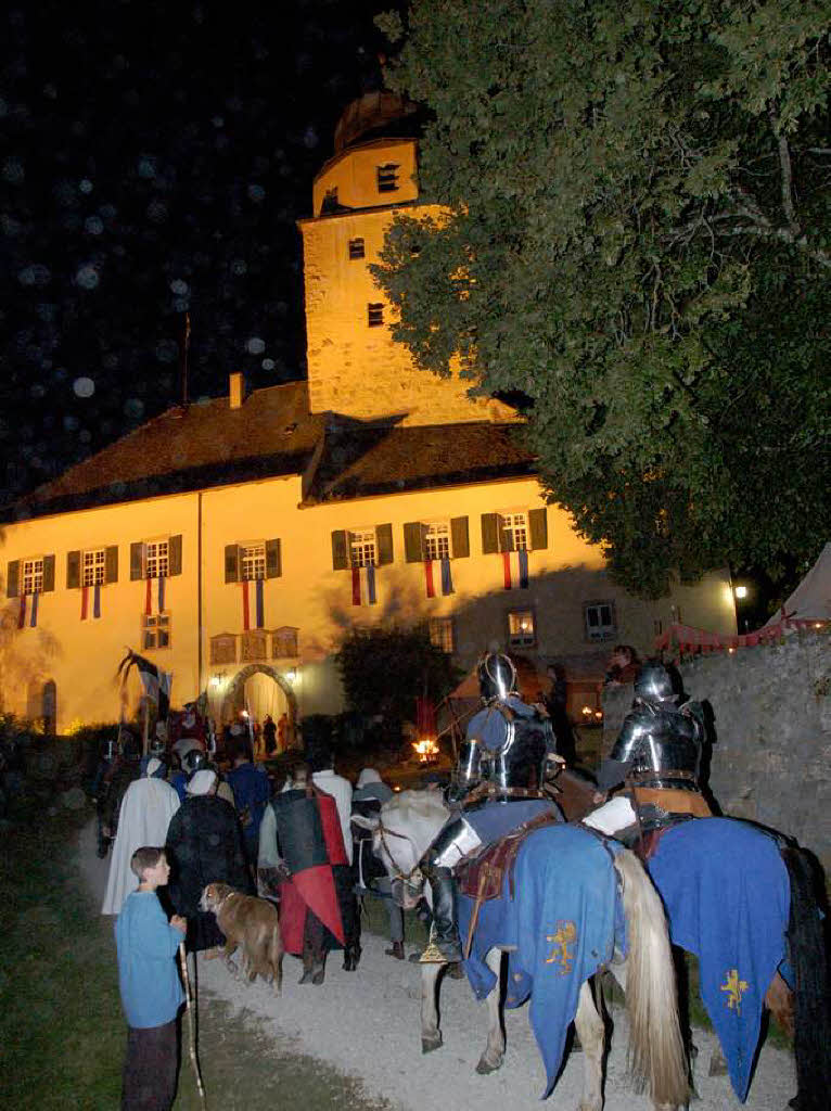 Der mit Fackeln beleuchtete Einzug des Fürsten war der stimmungsvolle Höhepunkt des Galaabends. Der mit Fackeln beleuchtete Einzug des Fürsten war der stimmungsvolle Höhepunkt des Galaabends.